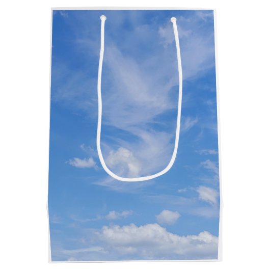 Blauer Himmel mit wispy Wolken Mittlere Geschenktüte (Rückseite)