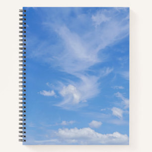 Blauer Himmel mit wispy Wolken Notizblock