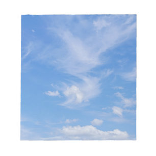Blauer Himmel mit wispy Wolken Notizblock