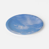 Blauer Himmel mit wispy Wolken Pappteller (Schrägansicht)