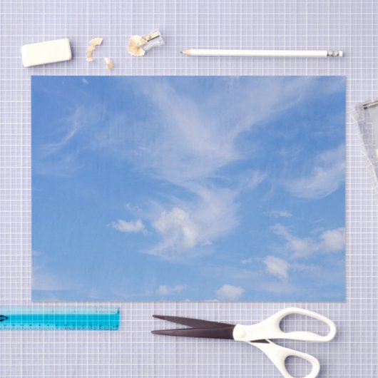 Blauer Himmel mit wispy Wolken Seidenpapier (Handwerk)