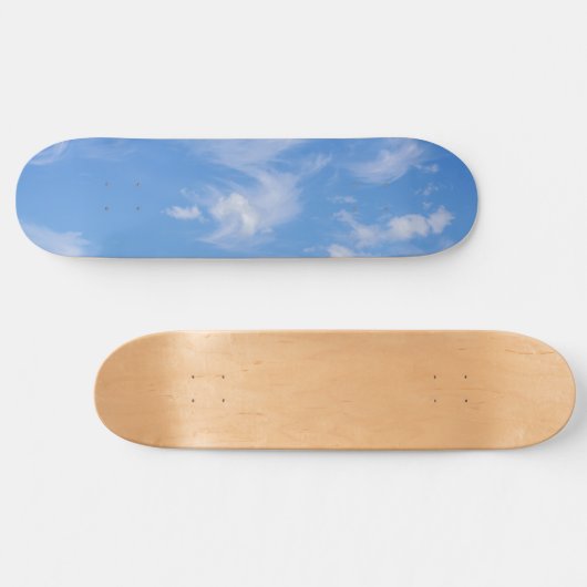 Blauer Himmel mit wispy Wolken Skateboard (Horizontal)