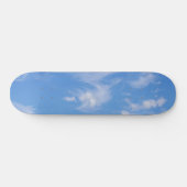 Blauer Himmel mit wispy Wolken Skateboard (Horizontal)