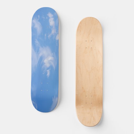 Blauer Himmel mit wispy Wolken Skateboard (Vorderseite)