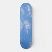 Blauer Himmel mit wispy Wolken Skateboard (Vorderseite)