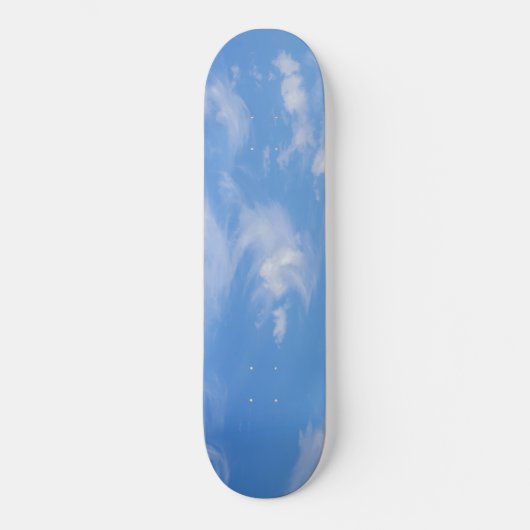 Blauer Himmel mit wispy Wolken Skateboard (Vorderseite)