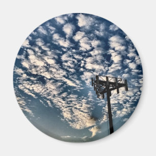 Blauer Himmel mit Wolken, die in Schatten geraten Magnet