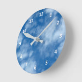 Blauer Himmel mit Wolken Foto und Weiße Zahlen Runde Wanduhr (Winkel)
