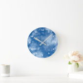 Blauer Himmel mit Wolken Foto und Weiße Zahlen Runde Wanduhr (Zuhause)