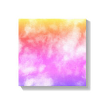 Blauer Himmel mit Wolken im Lila orange-gelben Fot