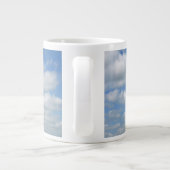 Blauer Himmel mit Wolken Jumbo-Tasse (Rückseite)