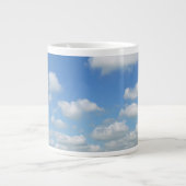 Blauer Himmel mit Wolken Jumbo-Tasse (Vorderseite)
