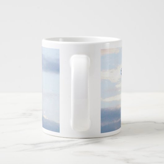 Blauer Himmel mit Wolken Jumbo-Tasse (Rückseite)