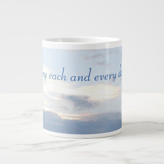 Blauer Himmel mit Wolken Jumbo-Tasse (Vorderseite)