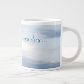Blauer Himmel mit Wolken Jumbo-Tasse (Rechts)