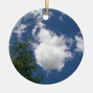 Blauer Himmel mit Wolken und Baum-Ornamenten Keramik Ornament