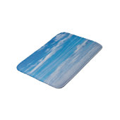 Blauer Himmel mit Wolkenkratzern Badematte (Schrägansicht)