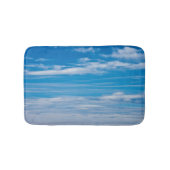 Blauer Himmel mit Wolkenkratzern Badematte (Vorderseite)