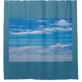 Blauer Himmel mit Wolkenkratzern Duschvorhang (Vorderseite)