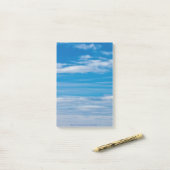 Blauer Himmel mit Wolkenkratzern Post-it Klebezettel (Auf Schreibtisch)