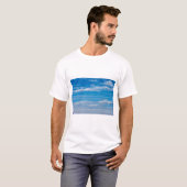 Blauer Himmel mit Wolkenkratzern T-Shirt (Vorne ganz)
