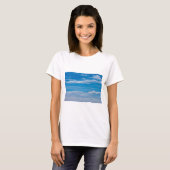Blauer Himmel mit Wolkenkratzern T-Shirt (Vorne ganz)