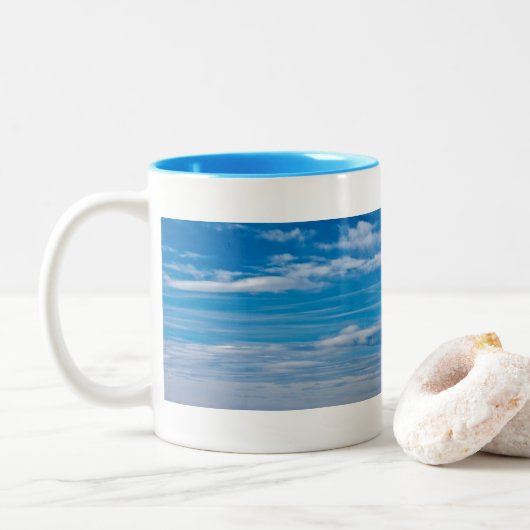 Blauer Himmel mit Wolkenkratzern Zweifarbige Tasse (Mit Donut)