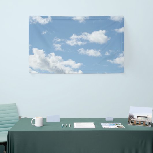 Blauer Himmel mit Wolkenuntergrund Banner (Messeveranstaltung)