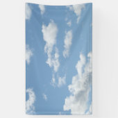 Blauer Himmel mit Wolkenuntergrund Banner (Vertikal)