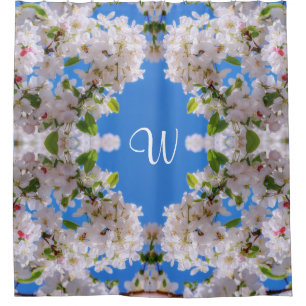 Blauer Himmel, Monogramm weißer Apfelblüten Duschvorhang