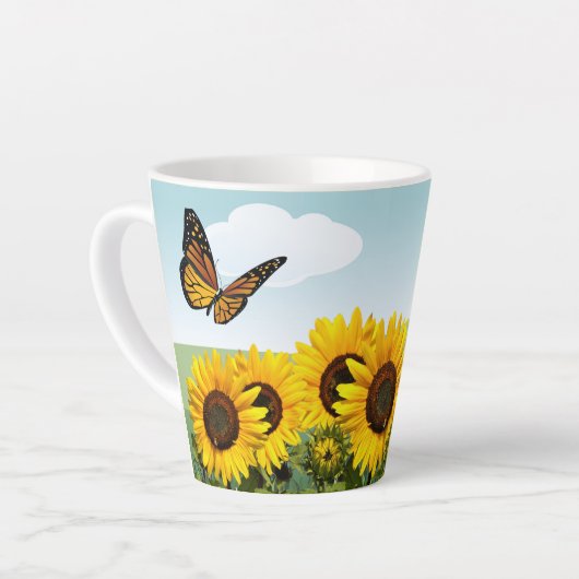 Blauer Himmel Sonnenblumen und Schmetterling Perso Milchtasse (Linke Ecke)