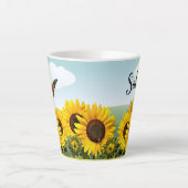 Blauer Himmel Sonnenblumen und Schmetterling Perso Milchtasse (Vorderseite)