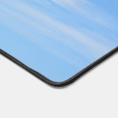 Blauer Himmel teilweise bewölkt mit einer Drehung Schreibtischunterlage (Ecke)