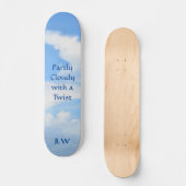 Blauer Himmel teilweise bewölkt mit einer Drehung  Skateboard (Vorderseite)