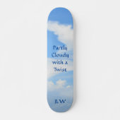 Blauer Himmel teilweise bewölkt mit einer Drehung  Skateboard (Vorne)