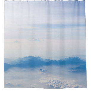 Blauer Himmel und Bergblick vom Flugzeug stilisier Duschvorhang
