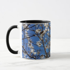 Blauer Himmel und blühende Tasse