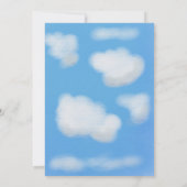 Blauer Himmel und flauschige Wolken Geburtstag Einladung (Rückseite)