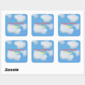 Blauer Himmel und flauschige Wolken Geburtstag Quadratischer Aufkleber (Blatt)
