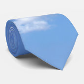blauer Himmel und flauschige Wolken Krawatte (Gerollt)