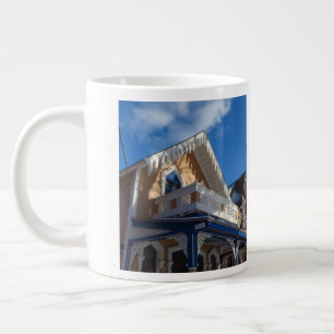 Blauer Himmel und Lebkuchen - Martha's Vineyard Jumbo-Tasse