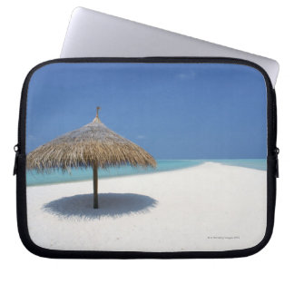 Blauer Himmel und Meer 16 Laptopschutzhülle