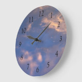 Blauer Himmel und rosa Wolken Große Wanduhr (Winkel)