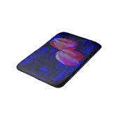 Blauer Himmel und rosafarbene Tulpen Kunst Badematte (Schrägansicht)