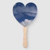 blauer Himmel und weiße Wolken auf einem Ventilato Fächer (Rückseite)