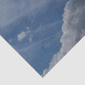 Blauer Himmel und weiße Wolken auf Papiertaschentu Seidenpapier (Ausschnitt)