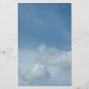 Blauer Himmel und weiße Wolken. Briefpapier
