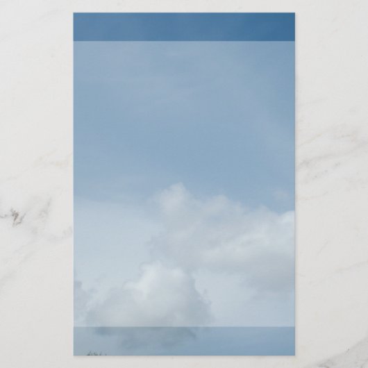 Blauer Himmel und weiße Wolken. Briefpapier (Vorderseite)