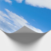 Blauer Himmel und weiße Wolken Geschenkpapier (Ecke)