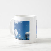 Blauer Himmel und weiße Wolken Kaffeetasse (Vorderseite Links)